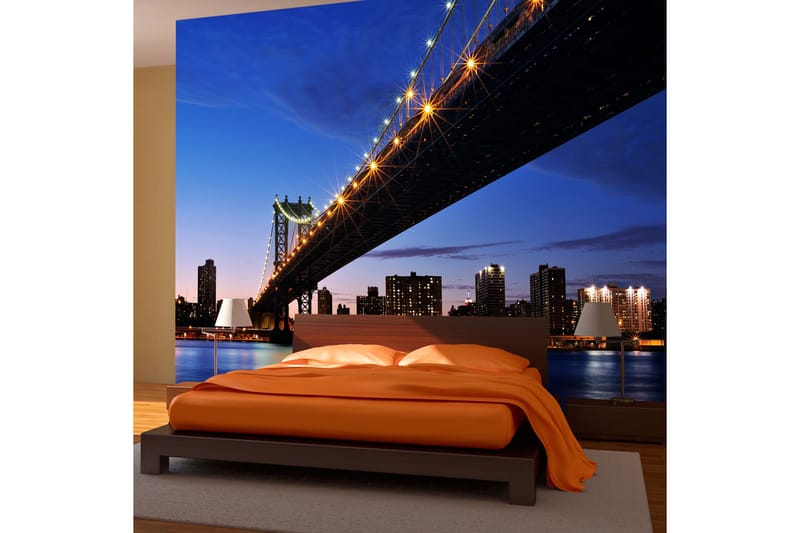 Fototapet Manhattan Bridge Upplyst På Naten 350x270 - Artgeist sp. z o. o. - Boligtilbehør - Vægdekoration - Tapeter - Fototapeter