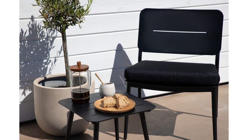 Lina Cafésæt + 2 Loungestole med Hynder - Sort - Have - Udendørs miljø - Altan & terrasse - Altanmøbler