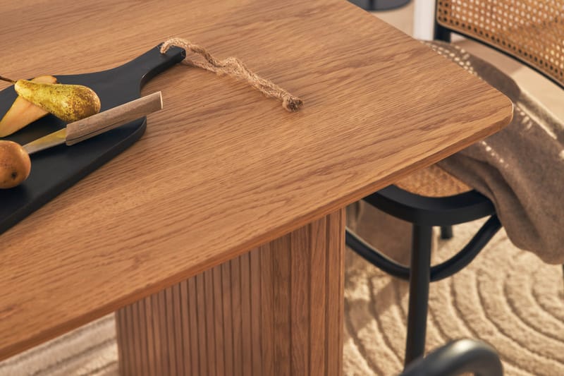 Nixrai Spisebord 140 cm med 4st Bjarshog Spisebordsstol - Eg - Spisebordssæt
