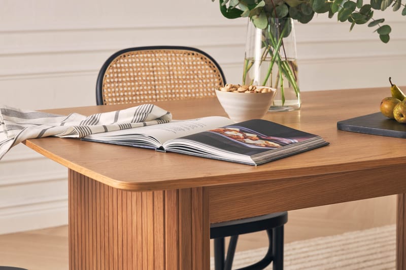 Nixrai Spisebord 140 cm med 4st Bjarshog Spisebordsstol - Eg - Spisebordssæt