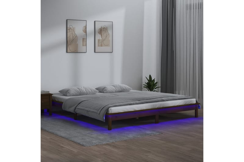 beBasic sengeramme med LED-lys 120x200 cm massivt træ gyldenbrun - Brun - Møbler - Senge - Sengeramme & sengestel