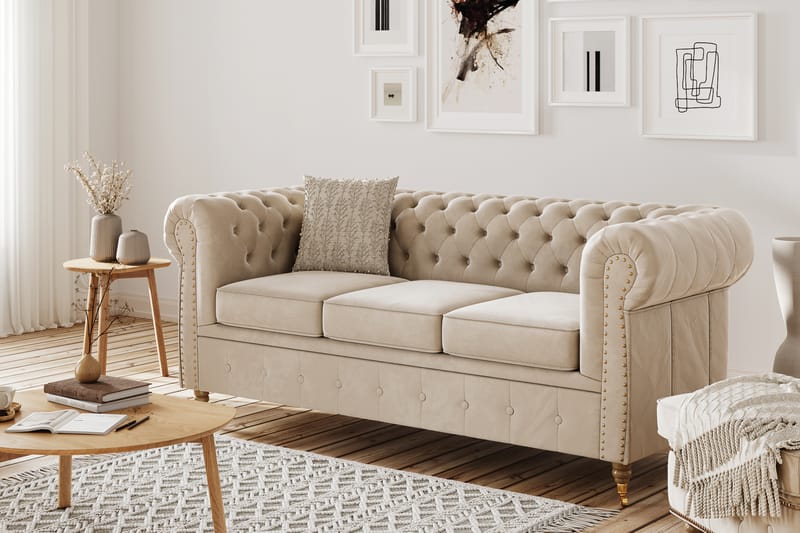 Chesterfield Deluxe Sofagruppe 3+2+1 med Fodskammel Fløjl - Beige - Møbler - Sofaer - Sofagrupper - Howard sofagruppe