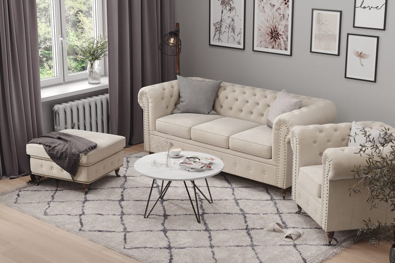 Chesterfield Deluxe Sofagruppe 3+2+1 med Fodskammel Fløjl - Beige - Møbler - Sofaer - Sofagrupper - Howard sofagruppe