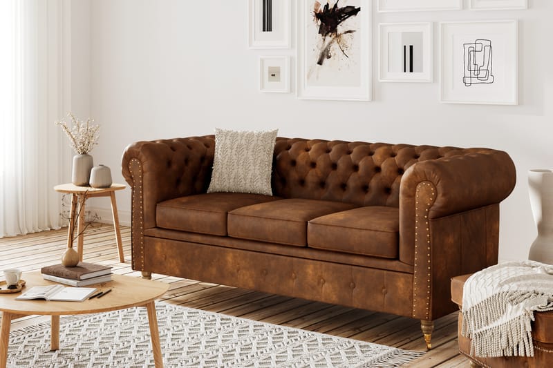 Chesterfield Deluxe Sofagruppe 3+2+1 med Fodskammel Læderlook - Cognac / Brun - Møbler - Sofaer - Sofagrupper - Howard sofagruppe