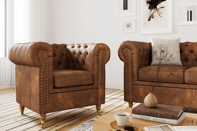 Chesterfield Deluxe Sofagruppe 3+2+1 med Fodskammel Læderlook - Cognac / Brun - Møbler - Sofaer - Sofagrupper - Howard sofagruppe