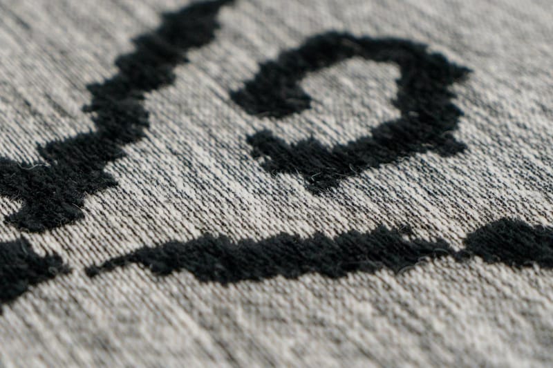 Yorklomnorquay Eaby Tæppe 80x150 cm Grå/Sort - D-Sign - Tæpper - Gummierede tæpper - Små tæpper - Mønstrede tæpper - Store tæpper - Håndvævede tæpper