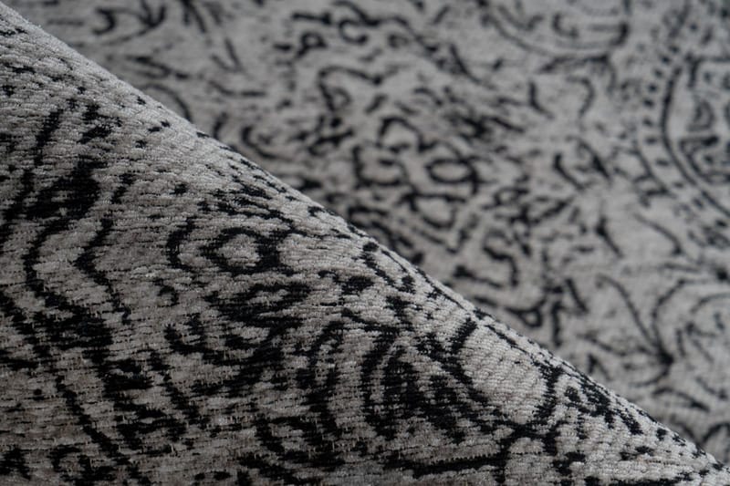 Hedde Shi Tæppe 80x150 cm Grå/Sort - D-Sign - Gummierede tæpper - Små tæpper - Mønstrede tæpper - Store tæpper - Patchwork tæppe - Håndvævede tæpper